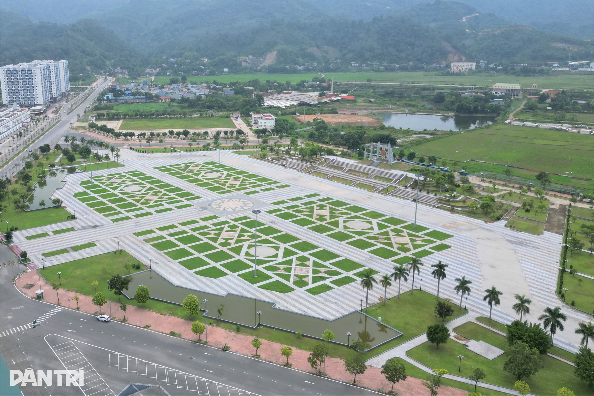 Quảng trường 250 tỷ biểu tượng văn hóa ở Hòa Bình xuống cấp nghiêm trọng - 1 Quảng trường 250 tỷ biểu tượng văn hóa ở Hòa Bình xuống cấp nghiêm trọng - 1