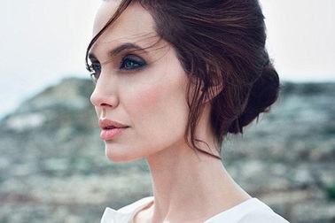Con trai 13 tuổi của Angelina Jolie làm trợ lý sản xuất