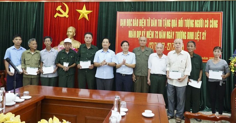 Bạn đọc Dân trí trao tặng 50 triệu đồng đến gia đình có công, nhân dịp 27/7 - 7 Bạn đọc Dân trí trao tặng 50 triệu đồng đến gia đình có công, nhân dịp 27/7 - 7