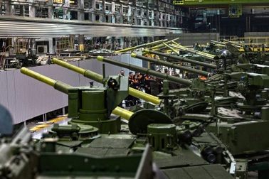 "Cỗ máy chiến sự" của Nga bứt tốc, châu Âu chật vật bám đuổi