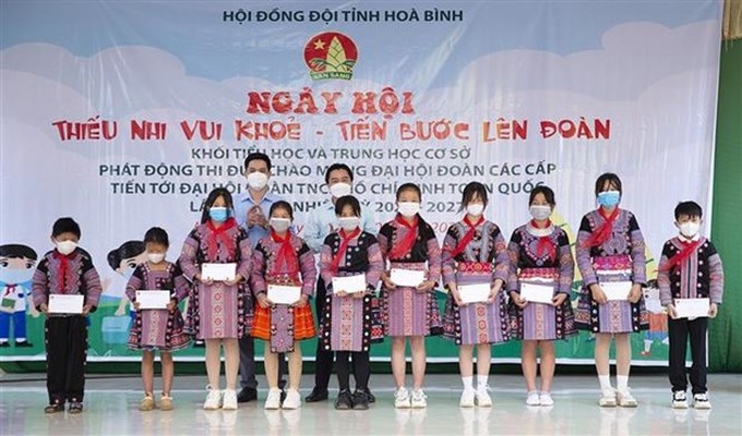 Đại diện Tỉnh đoàn Hòa Bình trao tặng 20 suất học bổng cho các học sinh của trường tiểu học và Trung học cơ sở Pà Cò, xã Pà Cò, Mai Châu.