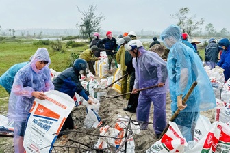 Hà Tĩnh huy động hơn 200 người khắc phục sự cố vỡ bờ bao mỏ sắt Thạch Khê