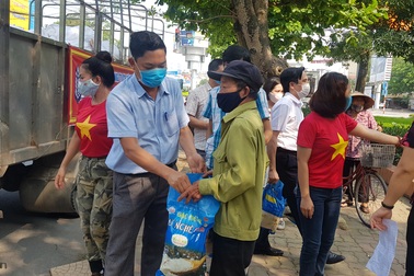 Lao động tự do nhận gạo hỗ trợ trên đường phố