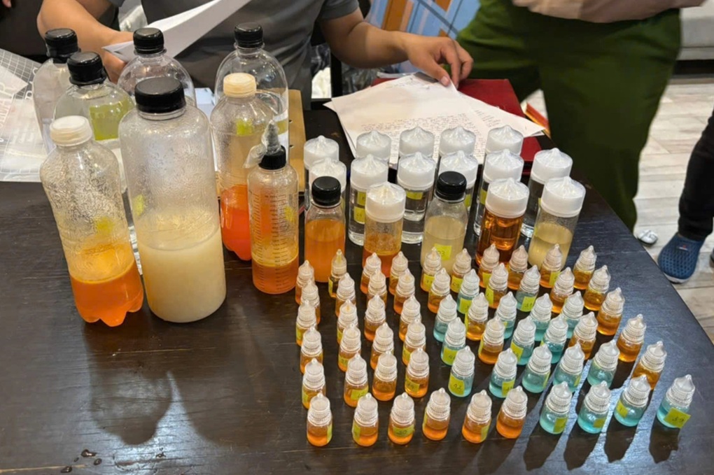 Bắt nhóm thanh niên pha chế tinh dầu ma túy bán cho con nghiện - 2 Bắt nhóm thanh niên pha chế tinh dầu ma túy bán cho con nghiện - 2