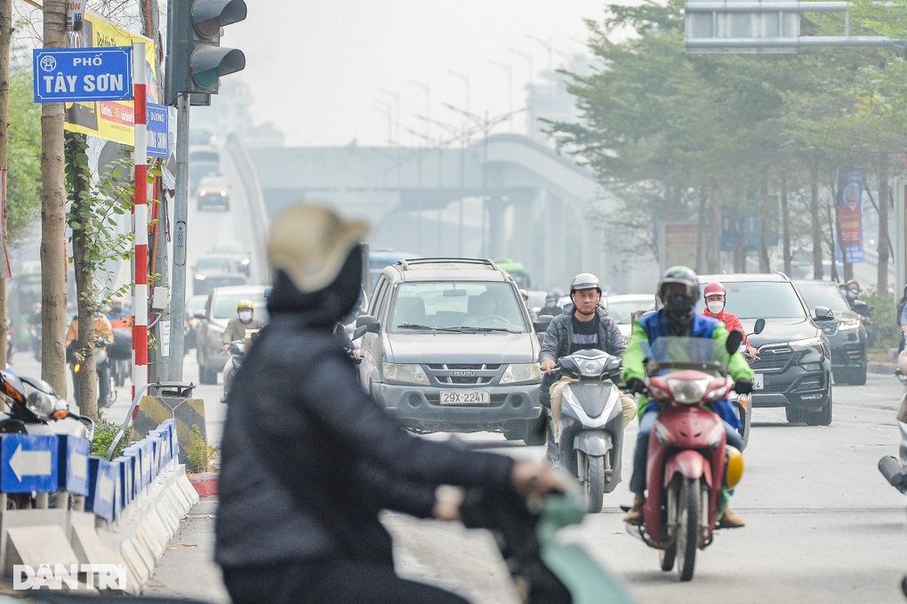 Giao thông tại điểm nóng Ngã Tư Sở - Láng ngày đầu phân luồng - 4 Giao thông tại điểm nóng Ngã Tư Sở - Láng ngày đầu phân luồng - 4
