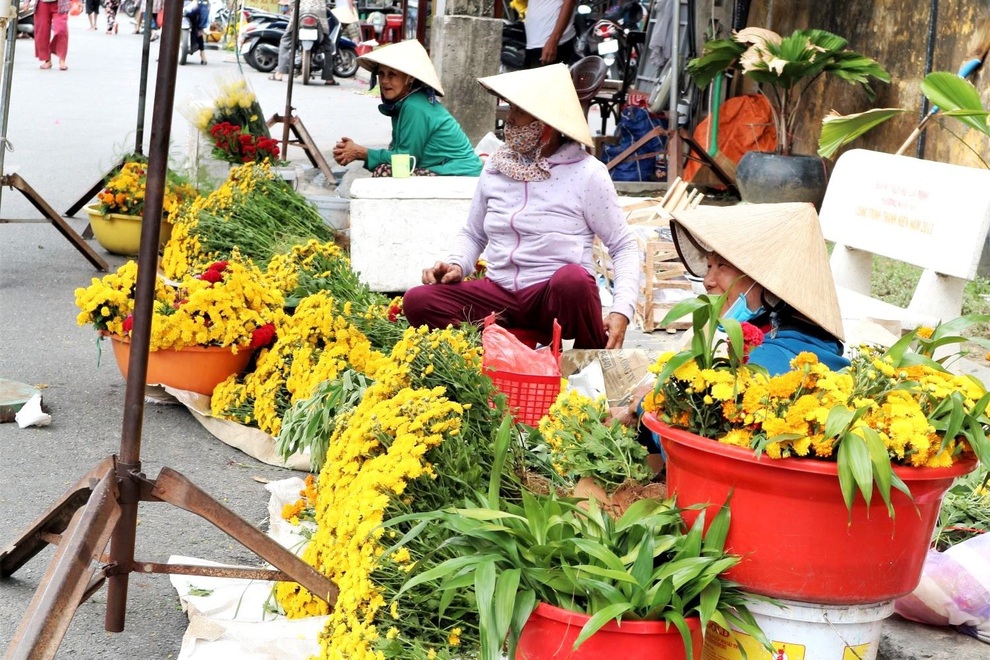 Chợ tết Đoan Ngọ hàng hóa phong phú, người dân thắt chặt chi tiêu - 4 Chợ tết Đoan Ngọ hàng hóa phong phú, người dân thắt chặt chi tiêu - 4