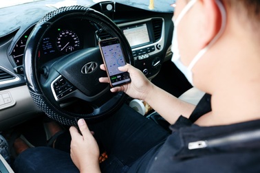 Nhóm tài xế công nghệ Grab và những câu chuyện giúp người ở Sài Gòn