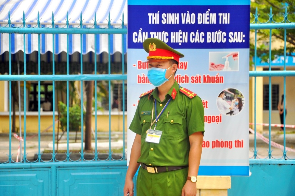 Người chồng bất đắc dĩ đưa bà bầu ở khu phong tỏa đi sinh trong đêm - 1 Người chồng bất đắc dĩ đưa bà bầu ở khu phong tỏa đi sinh trong đêm - 1