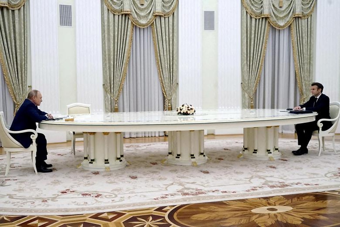Điều ít biết về chiếc bàn ngoại cỡ ông Putin dùng tiếp khách tại Kremlin - 1 Điều ít biết về chiếc bàn ngoại cỡ ông Putin dùng tiếp khách tại Kremlin - 1