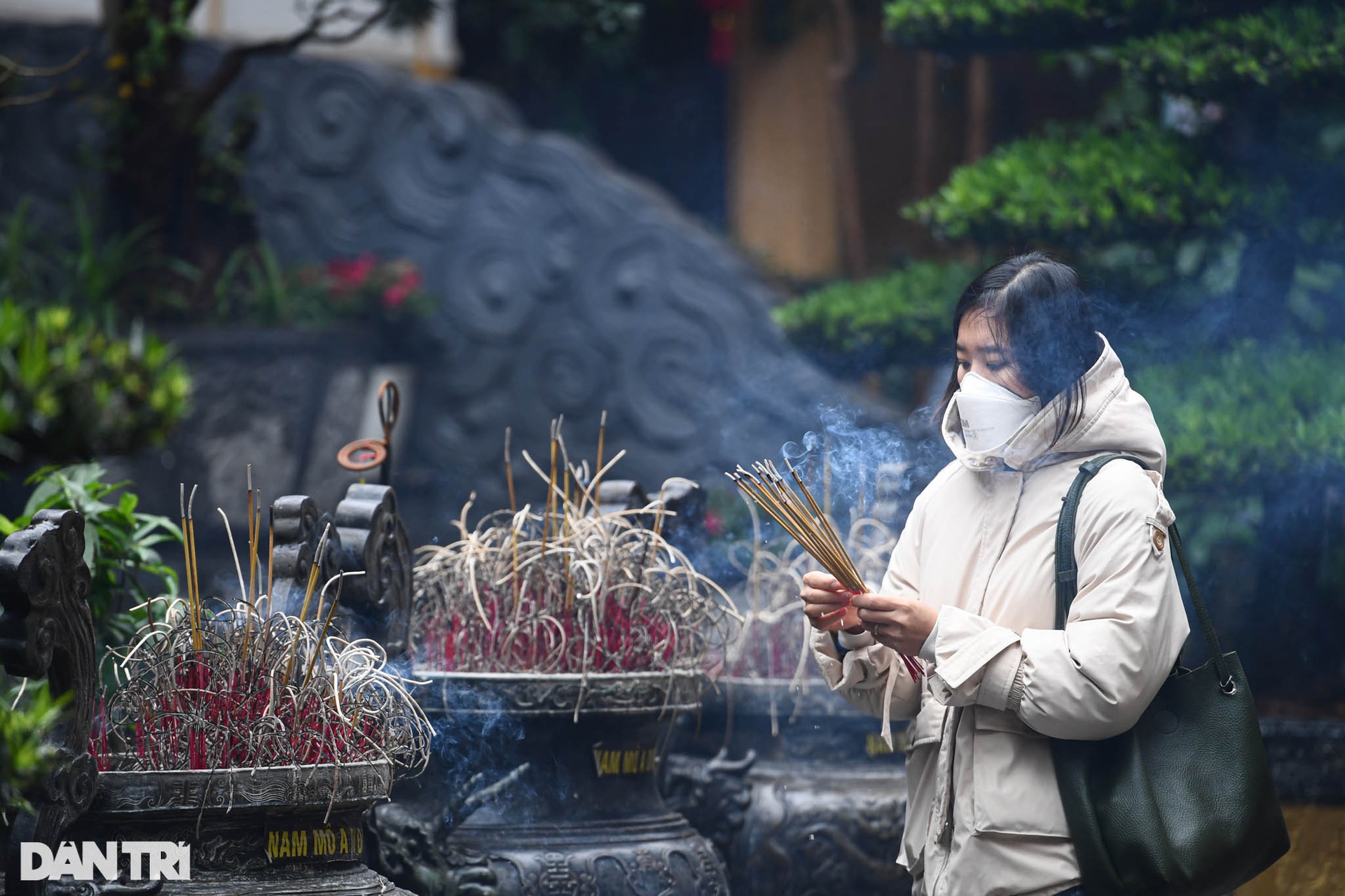 Người dân Thủ đô đội mưa đi lễ chùa trong ngày rằm cuối cùng năm Tân Sửu - 4 Người dân Thủ đô đội mưa đi lễ chùa trong ngày rằm cuối cùng năm Tân Sửu - 4