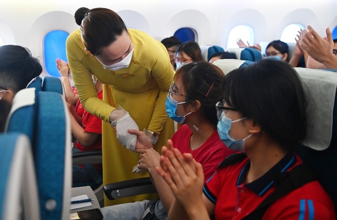 Vietnam Airlines đưa 350 cán bộ, giảng viên và sinh viên y khoa từ Hà Nội vào Bình Dương chống dịch - Ảnh 9.