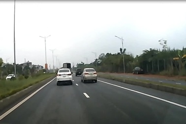 Tài xế ô tô và tình huống bật đèn xi nhan “giương đông kích tây”