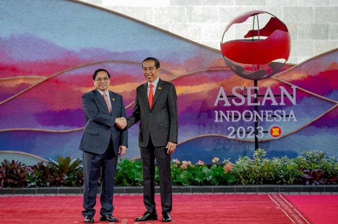 Tổng thống Indonesi Joko Widodo đón chào Thủ tướng Phạm Minh Chính dự lễ khai mạc Hội nghị cấp cao ASEAN 42.