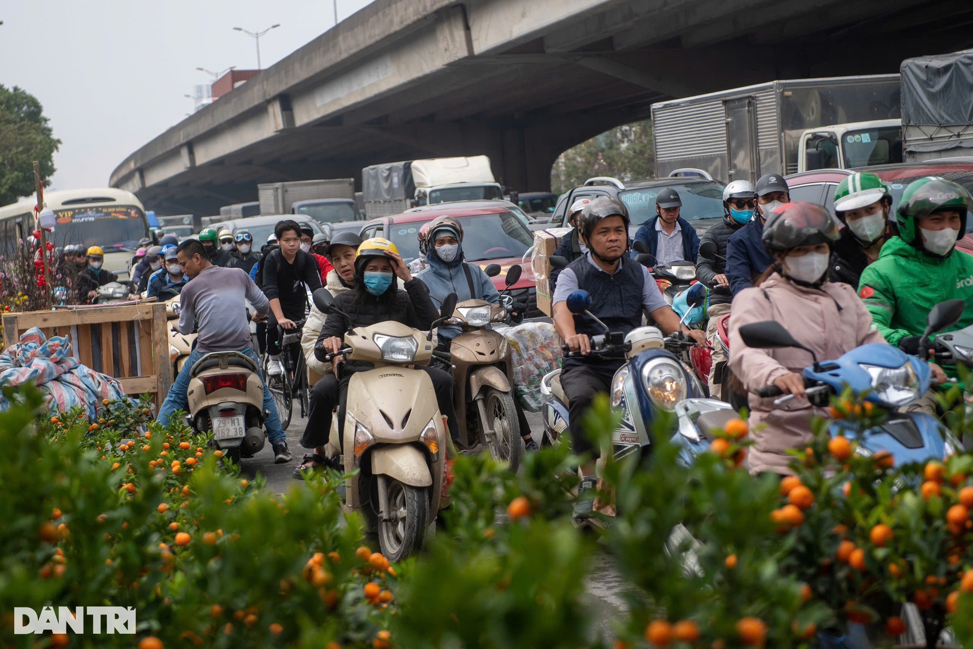 Người dân chật vật đi xe nhích từng mét rời Thủ đô về quê ăn Tết - 6 Người dân chật vật đi xe nhích từng mét rời Thủ đô về quê ăn Tết - 6