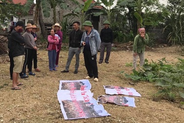 Dân treo băng rôn yêu cầu di dời nhà máy phân bón gây ô nhiễm