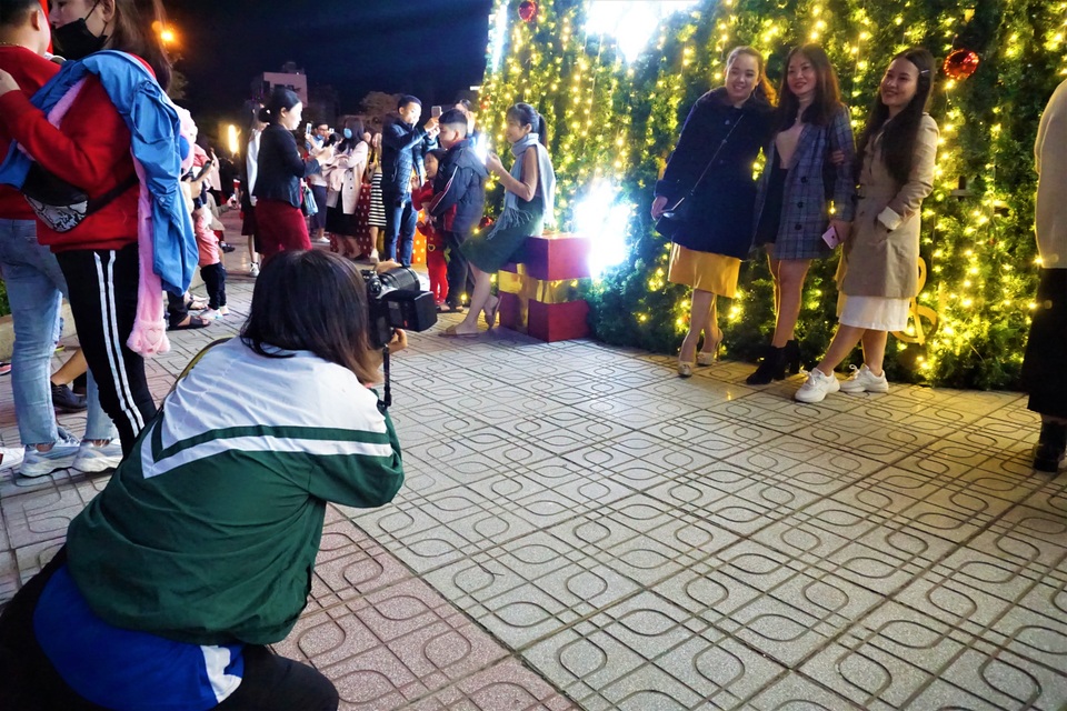 Bất chấp trời lạnh, người dân Đà Nẵng rộn ràng đi chơi Noel sớm - 11 Bất chấp trời lạnh, người dân Đà Nẵng rộn ràng đi chơi Noel sớm - 11