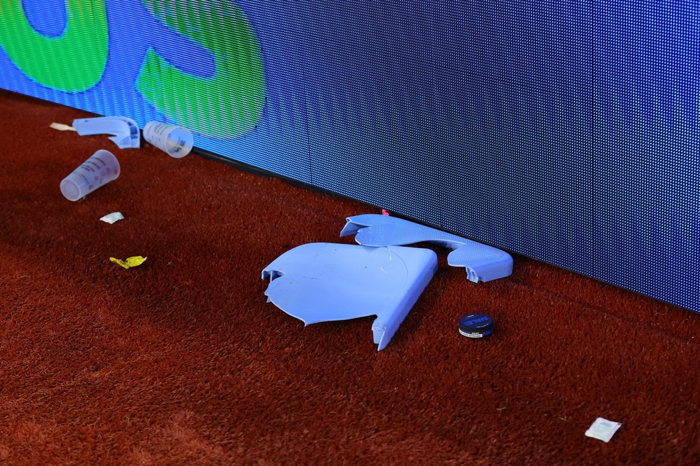 Ngôi sao Ngoại hạng Anh bị ném cốc trúng đầu, CĐV nổi loạn đấm cảnh sát - 4 Ngôi sao Ngoại hạng Anh bị ném cốc trúng đầu, CĐV nổi loạn đấm cảnh sát - 4