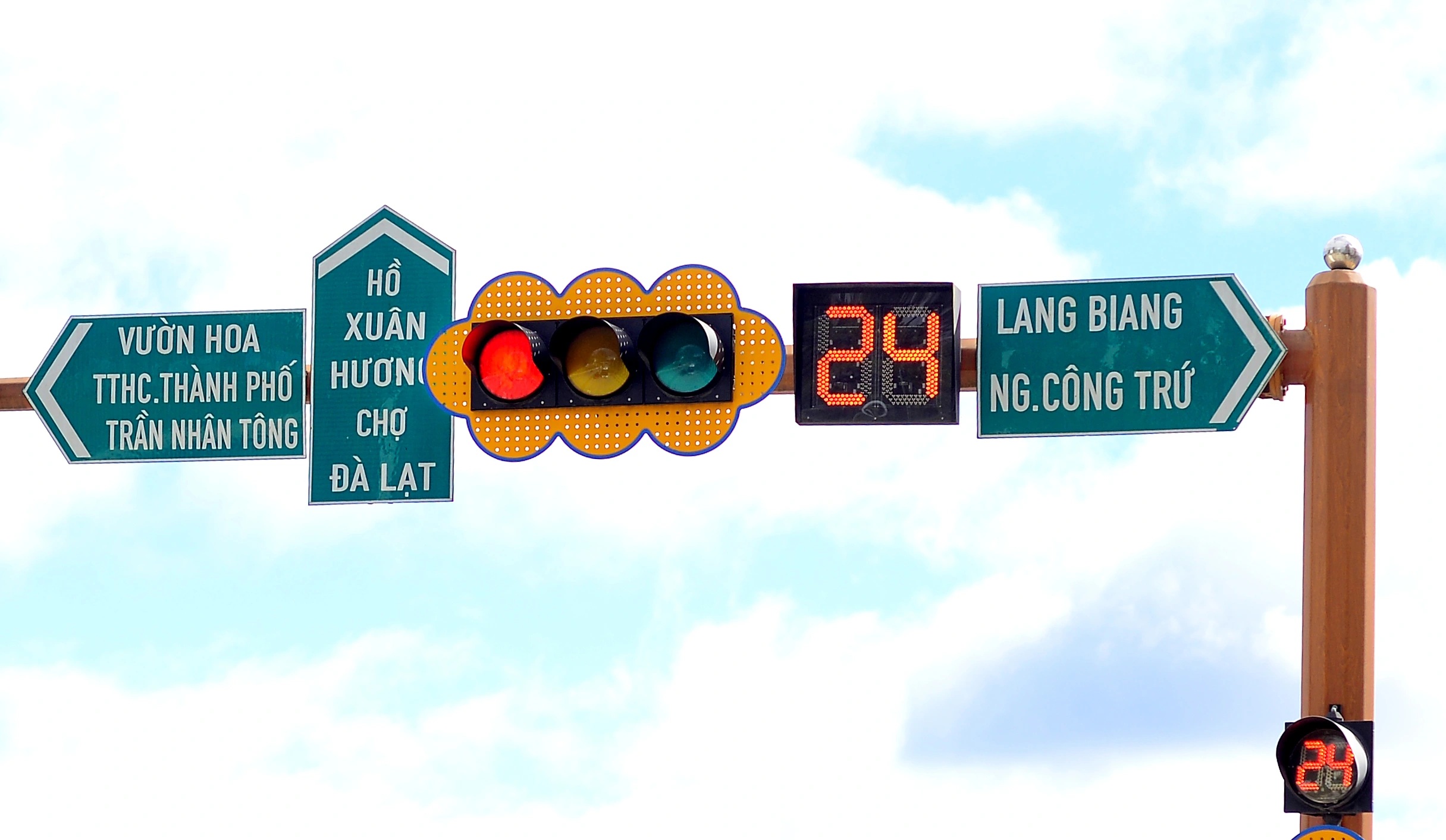 Trânsito em Dalat após perder o título de cidade da luz vermelha - 2 Giao thông Đà Lạt sau khi mất danh hiệu thành phố không đèn đỏ - 2