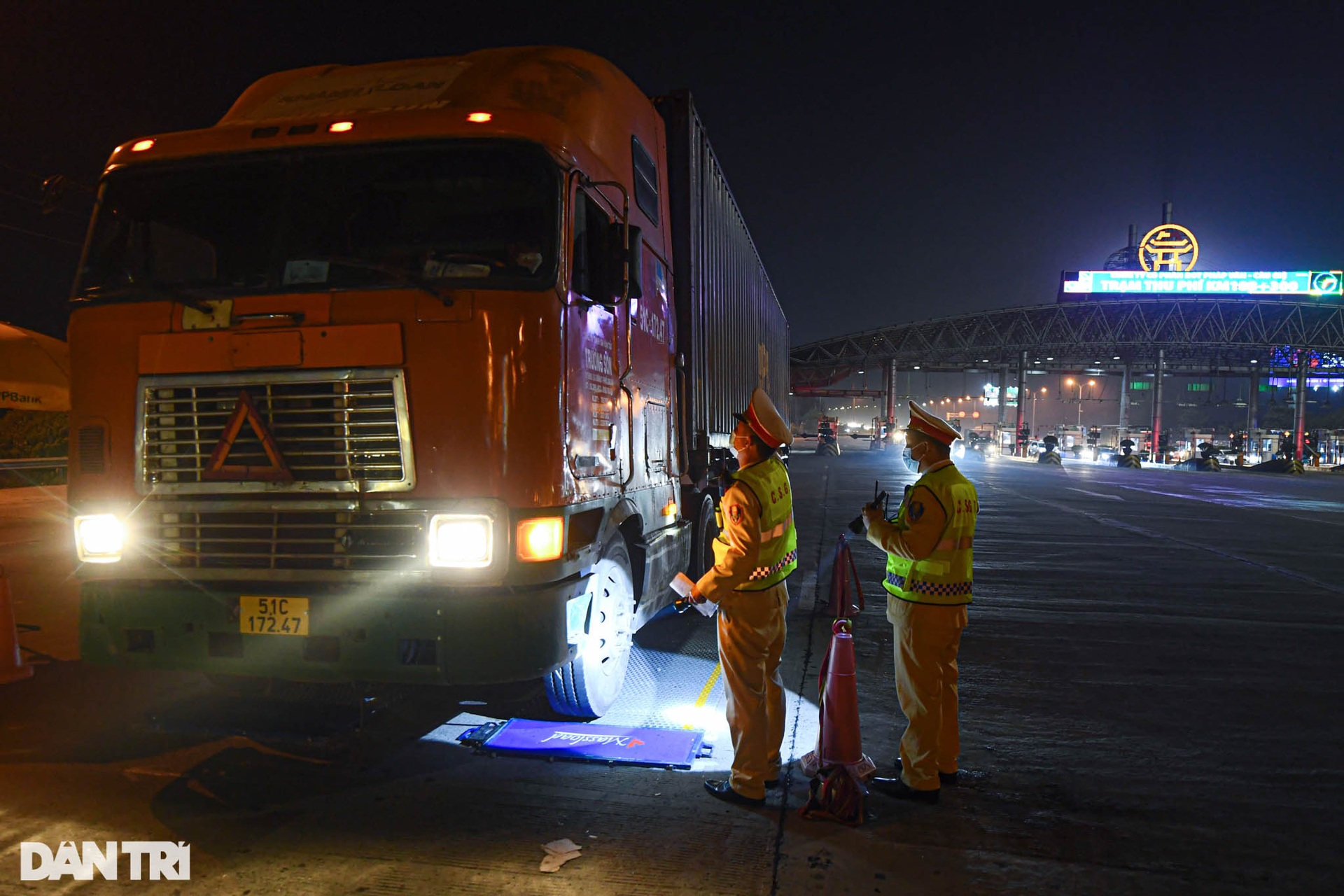 Xe siêu trường quá tải trọng tăng ga không hợp tác, uy hiếp CSGT ở Hà Nội - 4 Xe siêu trường quá tải trọng tăng ga không hợp tác, uy hiếp CSGT ở Hà Nội - 4