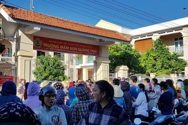 Phụ huynh cho trẻ trở lại trường học sau nhiều ngày phản đối lạm thu