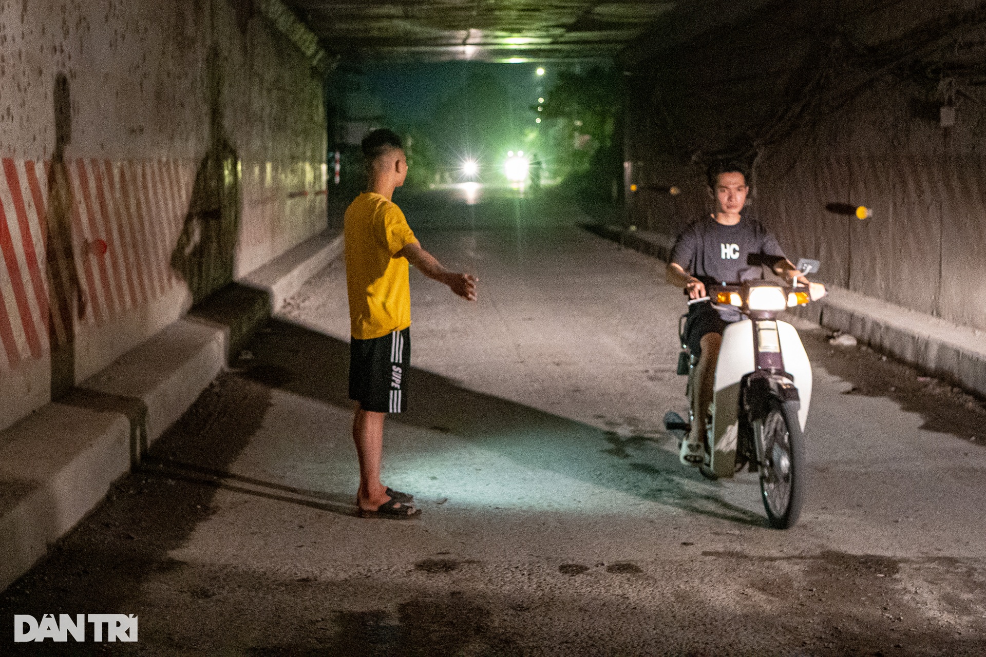 Chàng trai Hà Nội 13 năm âm thầm vá đường xuyên đêm - 2 Chàng trai Hà Nội 13 năm âm thầm vá đường xuyên đêm - 2
