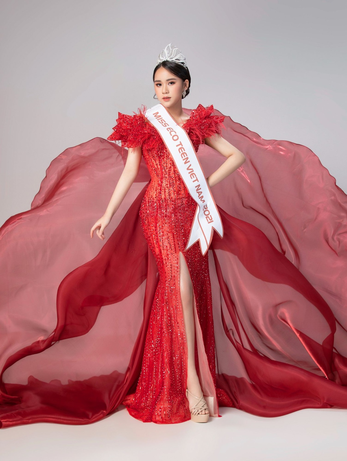 Huyền Diệu diện váy dạ hội đỏ rực lộng lẫy - 3 Huyền Diệu diện váy dạ hội đỏ rực lộng lẫy - 3