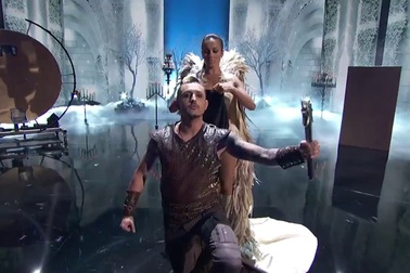 Cặp đôi phi dao tiếp tục đùa giỡn tử thần.