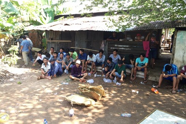 Cử người canh trước trụ sở công an tỉnh, cả trường gà bị hốt trọn