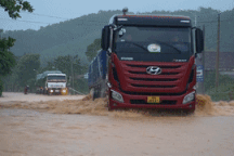 Quốc lộ 15A "tê liệt" trong nước lũ, xe chết máy, giao thông hỗn loạn