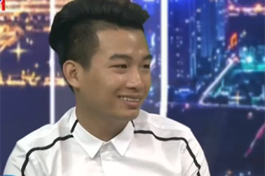 Chàng trai trẻ biểu diễn hoà tấu đàn nguyệt với... nhạc điện tử