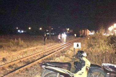 Nghi nam thanh niên nằm giữa đường ray tàu hỏa tự tử