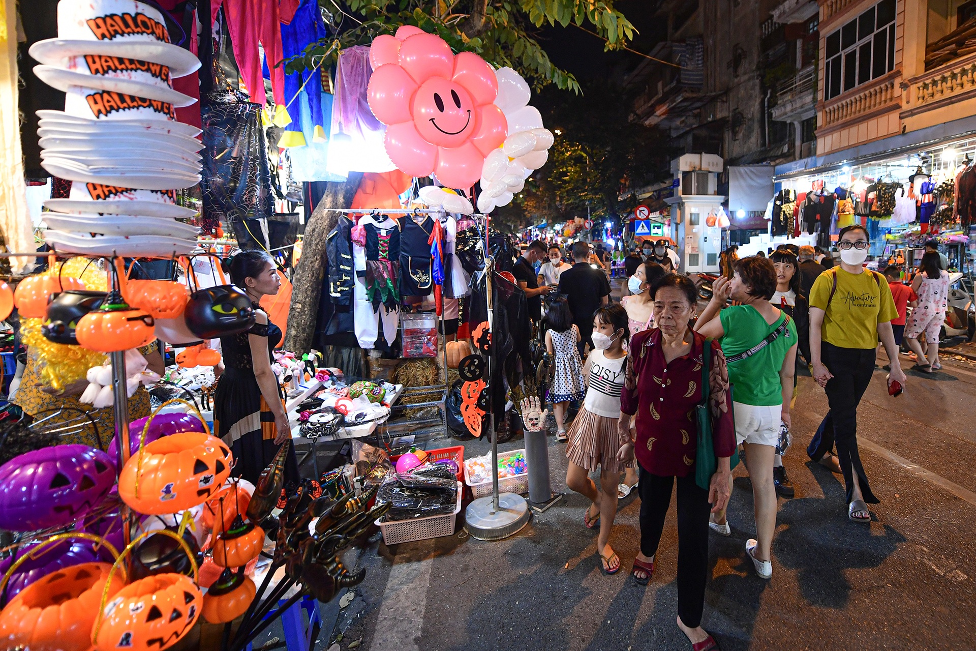 Đường phố Hà Nội chật kín người vui chơi, hóa trang kinh dị dịp Halloween - 1 Đường phố Hà Nội chật kín người vui chơi, hóa trang kinh dị dịp Halloween - 1
