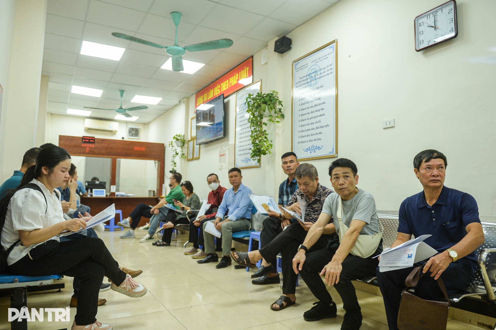Hà Nội: Người dân xếp hàng rồng rắn đổi giấy phép lái xe - 10 Hà Nội: Người dân xếp hàng rồng rắn đổi giấy phép lái xe - 10