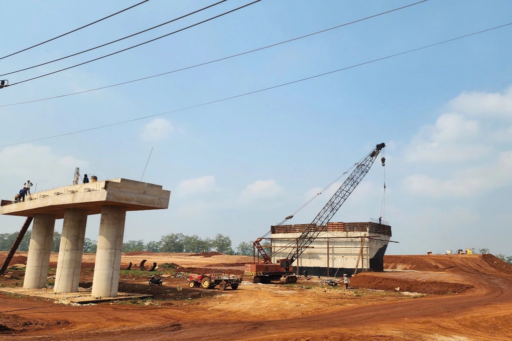 Nhà thầu hô hào vượt nắng, thắng mưa nhưng thi công quá ì ạch - 2