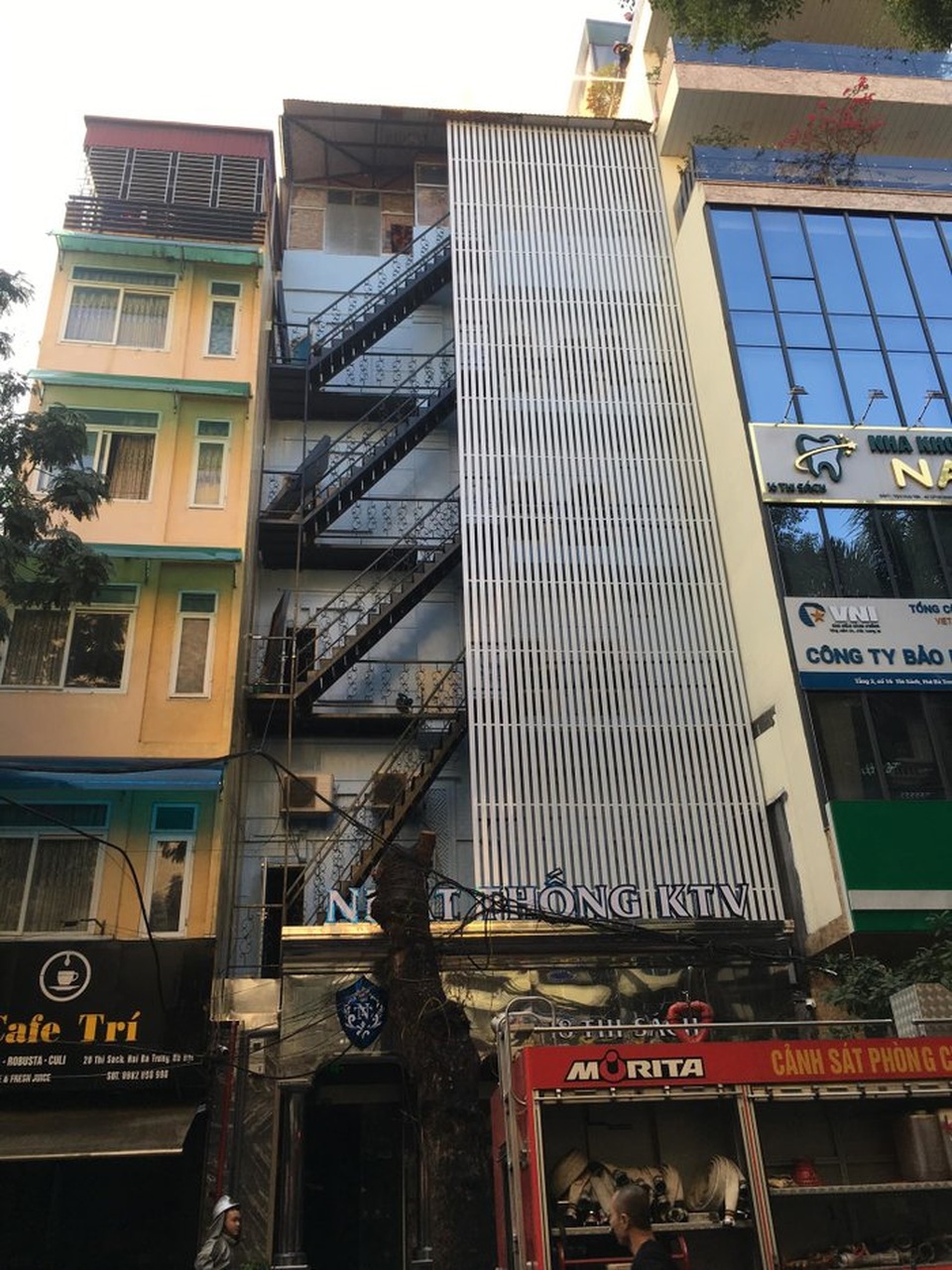 Hà Nội: Quán karaoke 7 tầng trên phố Thi Sách bốc cháy - 2