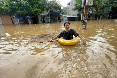 TP Lào Cai nước ngập ngang bụng, người dân bơi phao trên phố