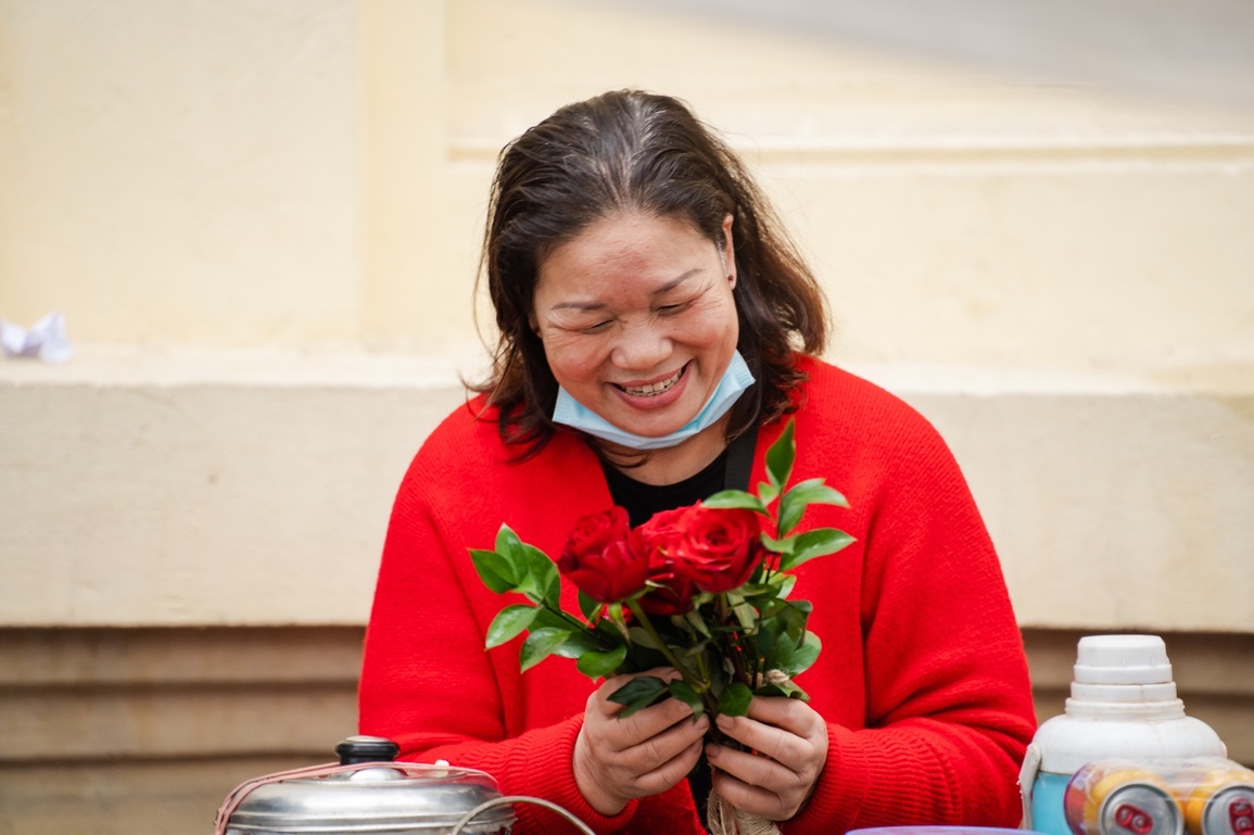 Valentine 2022: Ấn tượng màn tỏ tình với 99.999 bông hồng ở Hà Nội - 9 Valentine 2022: Ấn tượng màn tỏ tình với 99.999 bông hồng ở Hà Nội - 9