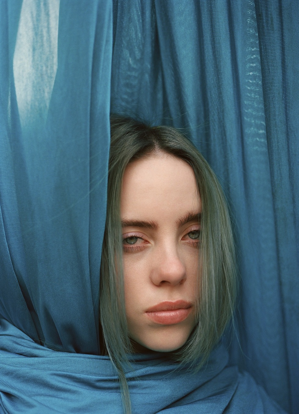 Ca sĩ Billie Eilish bị phá hủy não bộ vì từng... nghiện phim đen - 2