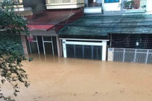 Mưa lớn gây ngập nặng tại TP Yên Bái, nước cao ngang thân nhà