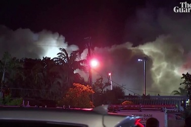 Mỹ giật sập phần còn lại của chung cư 12 tầng