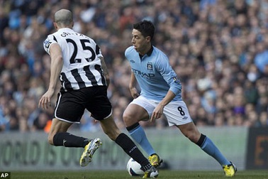 Nối gót Tevez, Nasri bị treo bằng lái xe 6 tháng