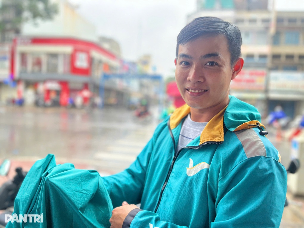 Cổng chào ở TPHCM đổ sập vì dông lớn, nhiều người thoát nạn trong gang tấc - 2
