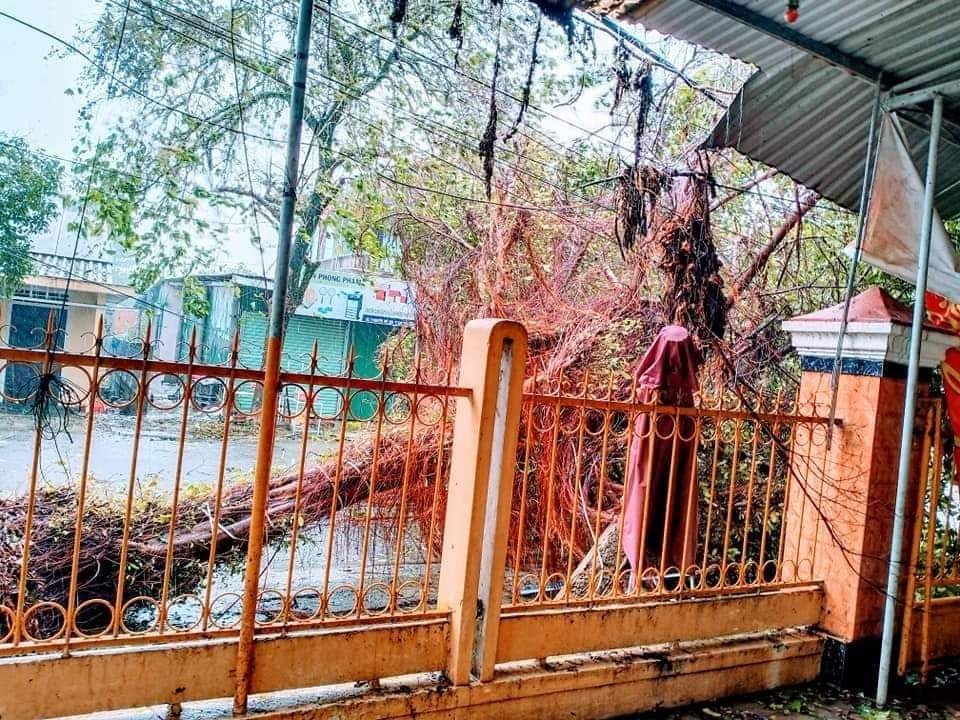 Huyện miền núi tại Thừa Thiên Huế ngổn ngang sau bão số 9 - 4 Huyện miền núi tại Thừa Thiên Huế ngổn ngang sau bão số 9 - 4