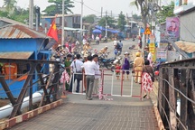 TPHCM: Xà lan đâm lệch cầu sắt