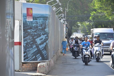 Vỉa hè quận 1 bị “nuốt chửng”, người đi bộ bị đẩy xuống đường