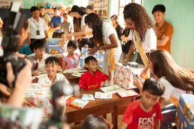 Thí sinh Miss Grand International 2017 tặng quà cho trẻ em khuyết tật