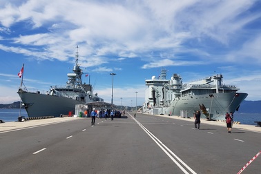 Hai chiến hạm Hoàng gia Canada chính thức thăm Cam Ranh