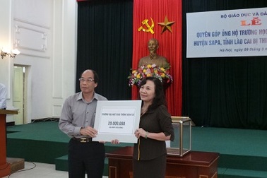 Bộ GD-ĐT quyên góp ủng hộ trường học của xã Bản Khoang