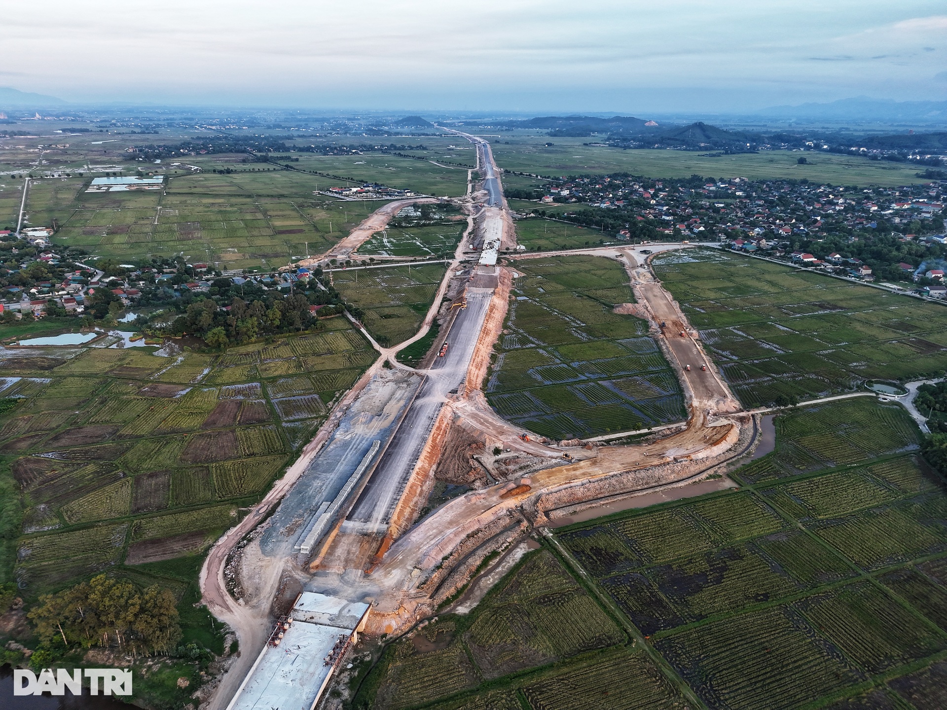 Dãi dầu mưa nắng trên công trường cao tốc Bắc - Nam - 10