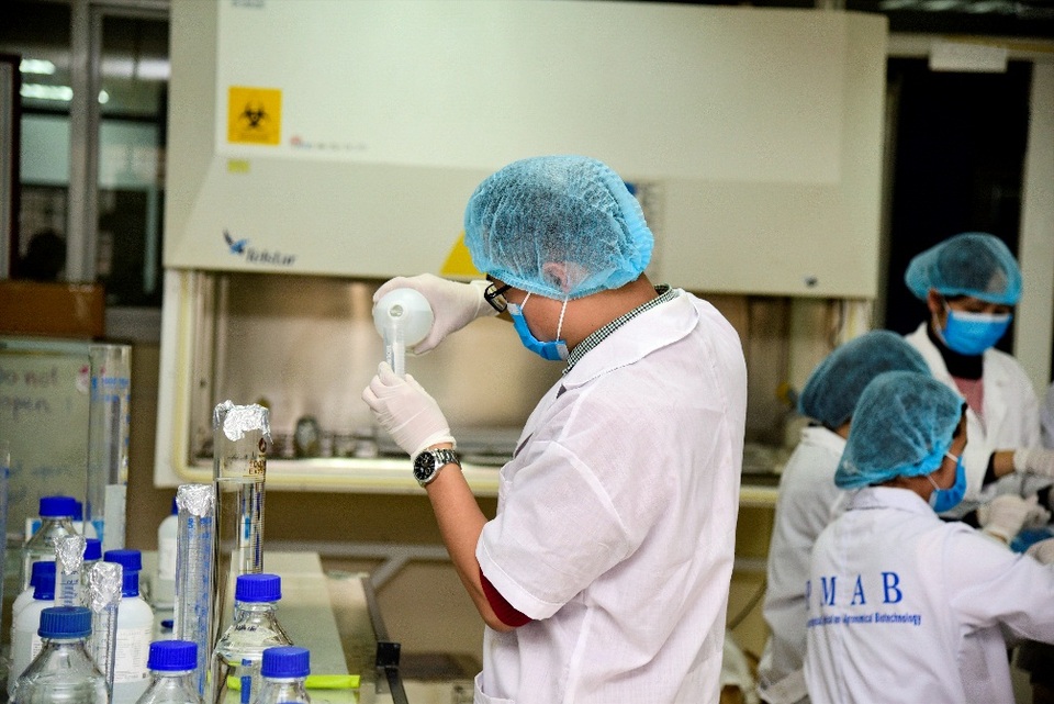 Trường ĐH Việt Pháp sản xuất dung dịch rửa tay khô phòng virus corona - 1 Trường ĐH Việt Pháp sản xuất dung dịch rửa tay khô phòng virus corona - 1